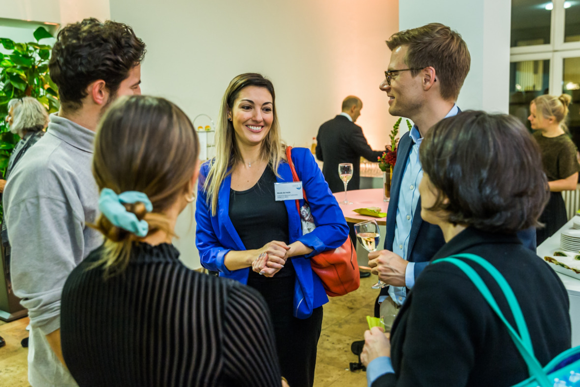 Nicole de Paula in conversation with guests